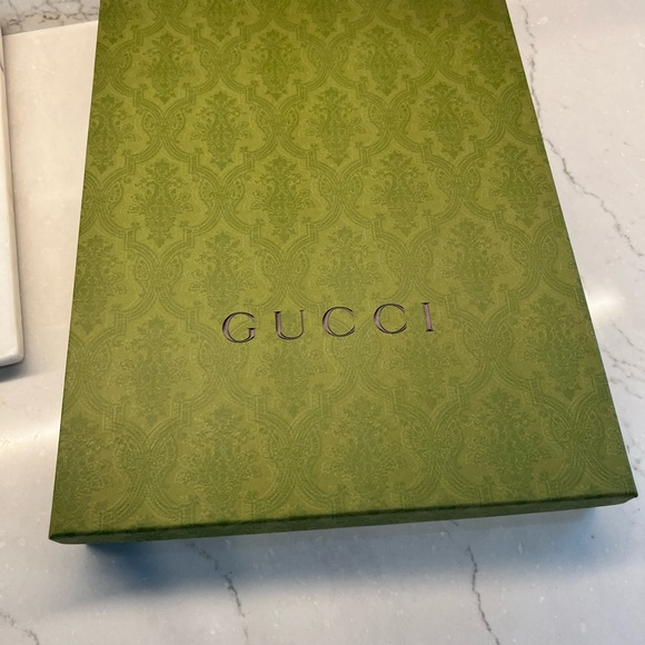 Authentic Gucci scarf 100% cashmere. - Picture 11 of 14
